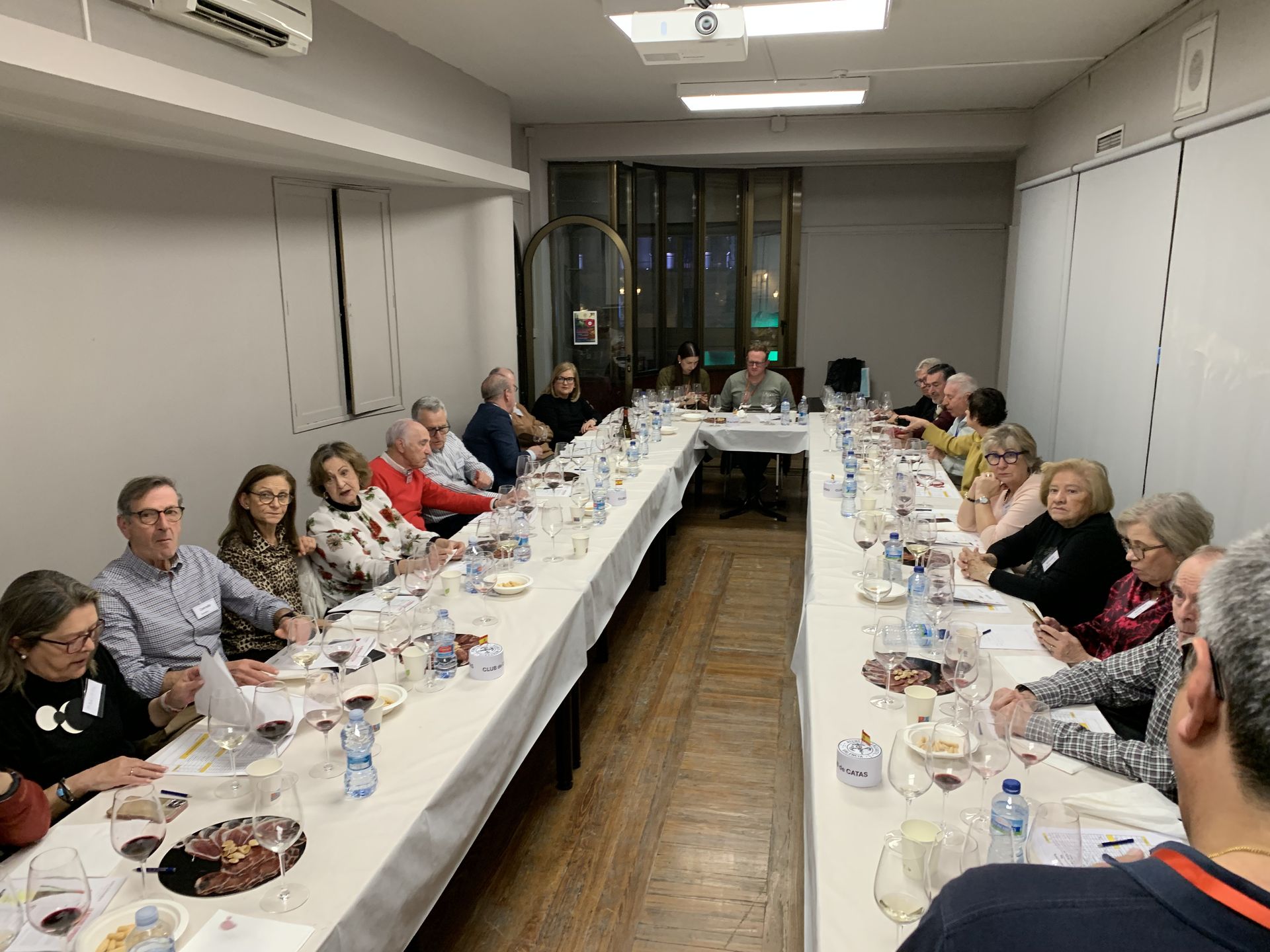 Asistentes a la cata.jpg