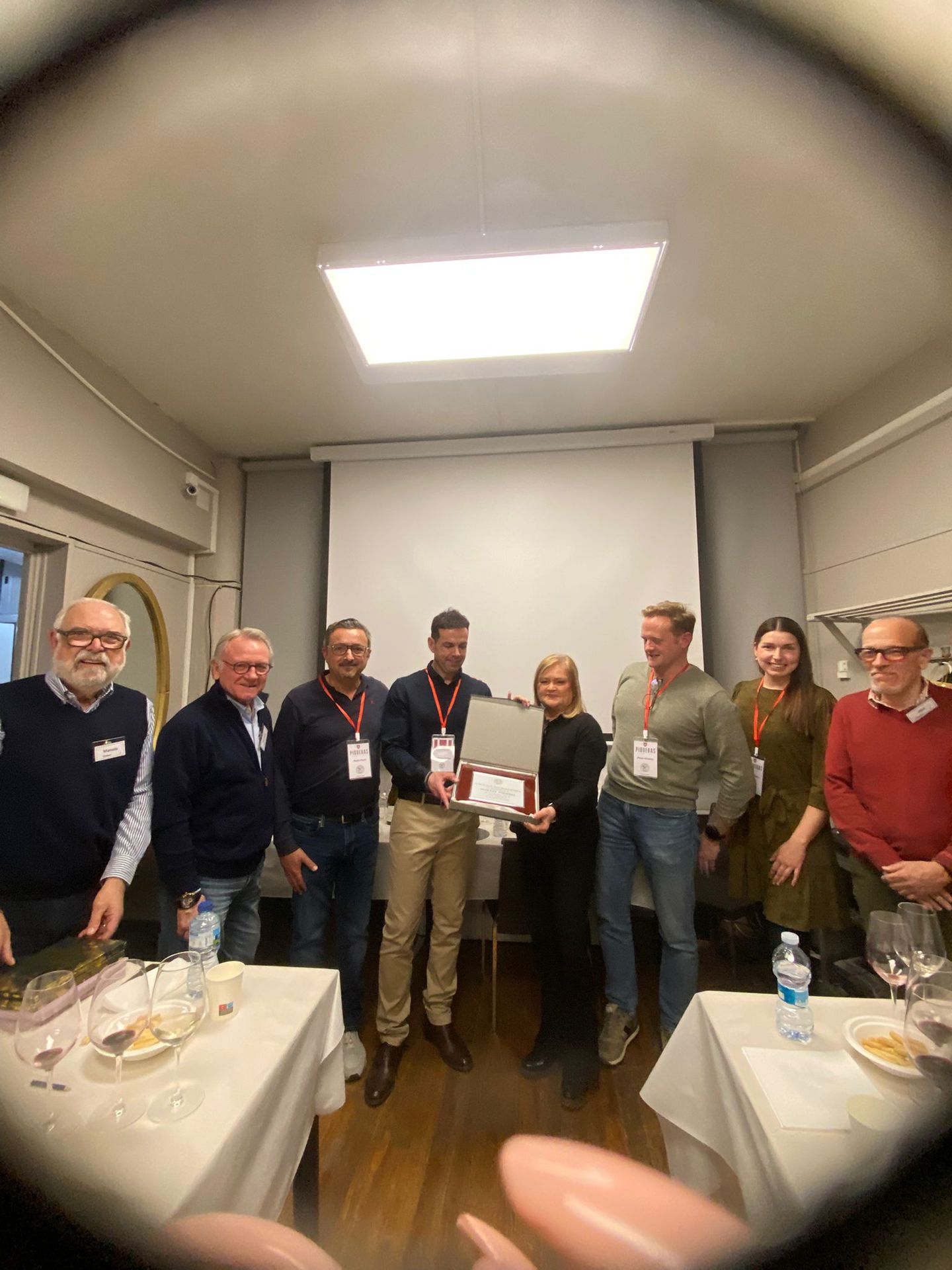 Entrega de placa conmemorativa.JPG