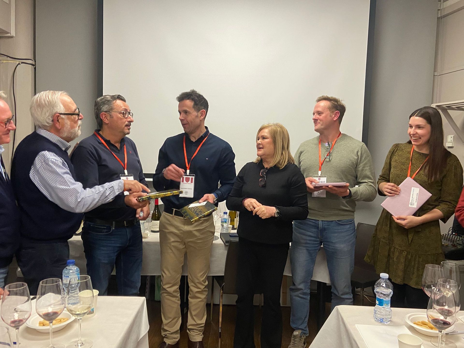 Presidenta entregando recuerdos.JPG