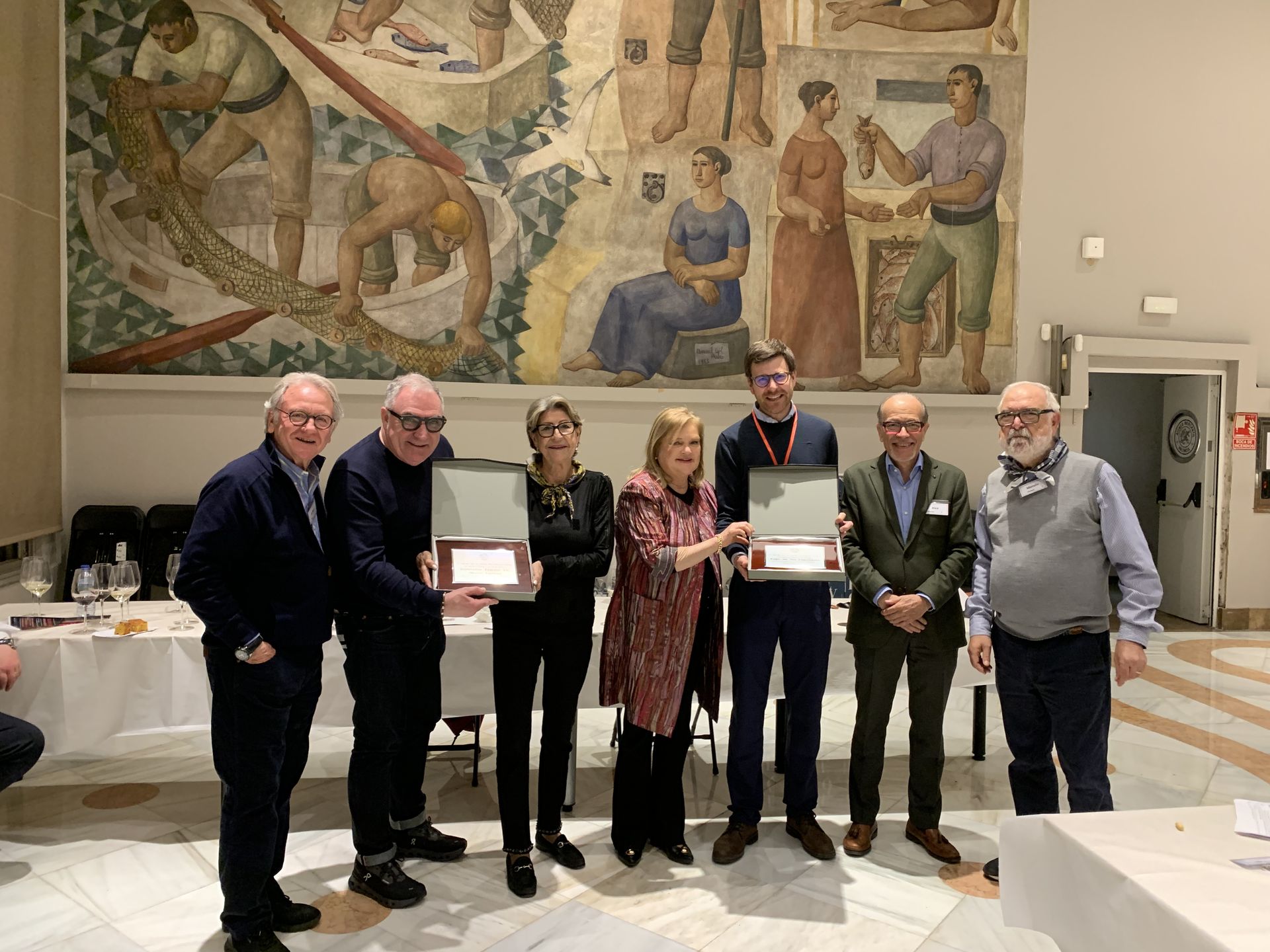 Entrtega de placa conmemorativa del acto..jpg