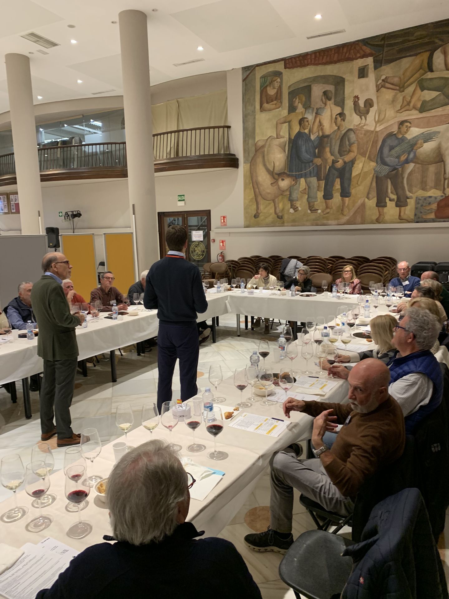 Momento de explicación de vinos.jpg