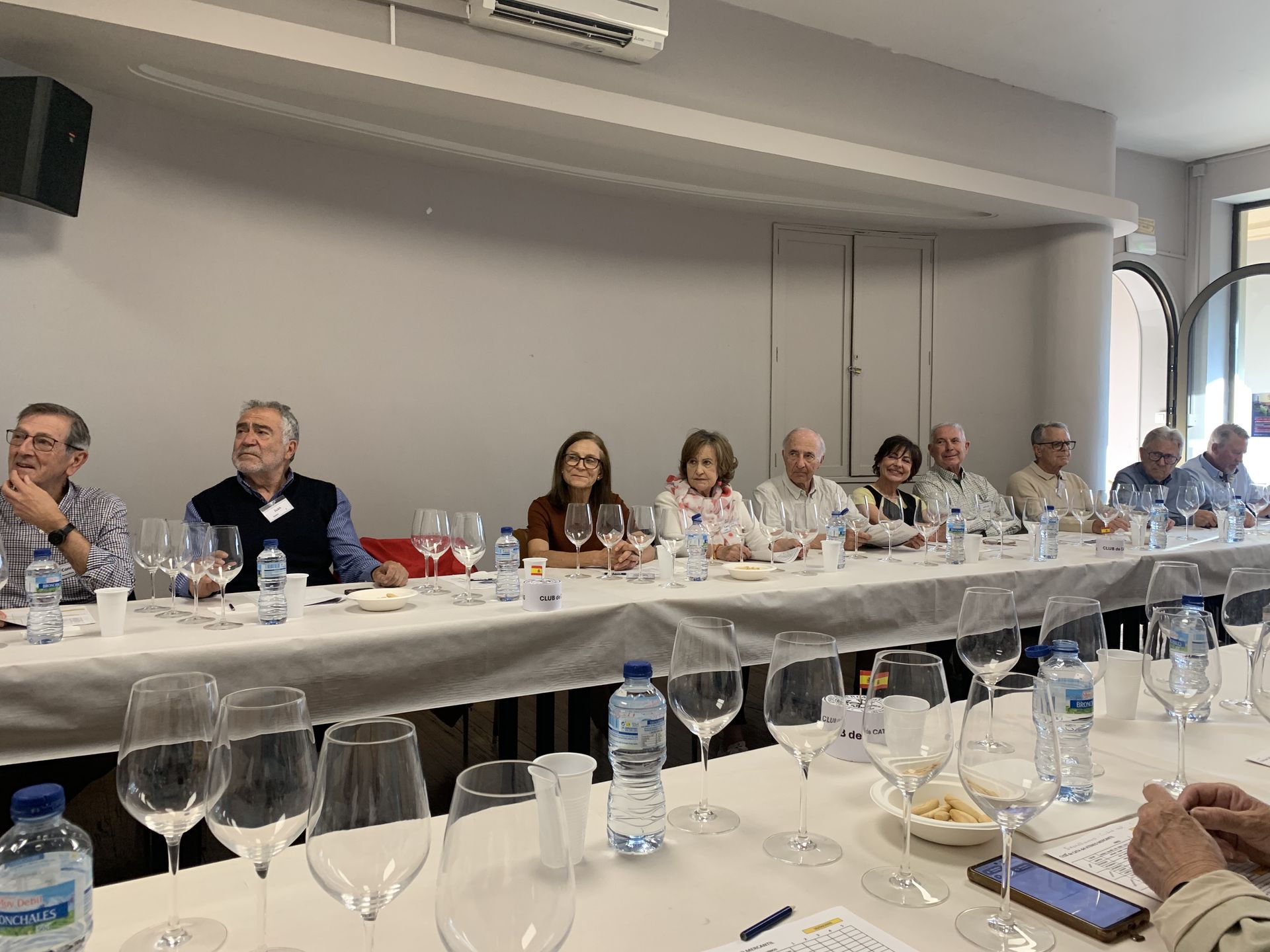 Atendiendo a las explicaciones.jpg