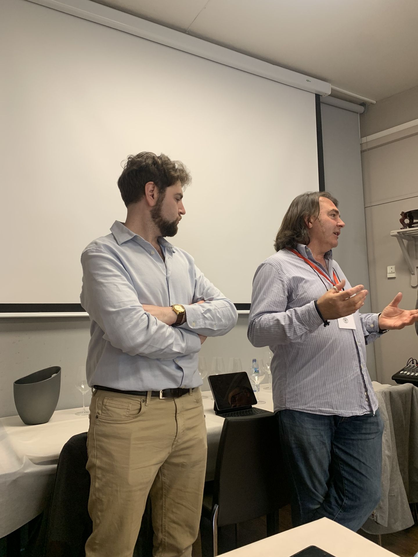 Fran y Benjamin dando detalles del vino.jpg