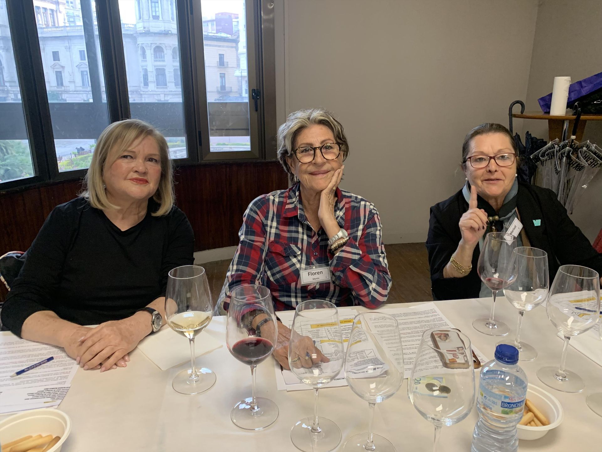 Carmen de Rosa, presidenta del Ateneo junto a las directivas Floren Marti y Marisol Vivo.jpg