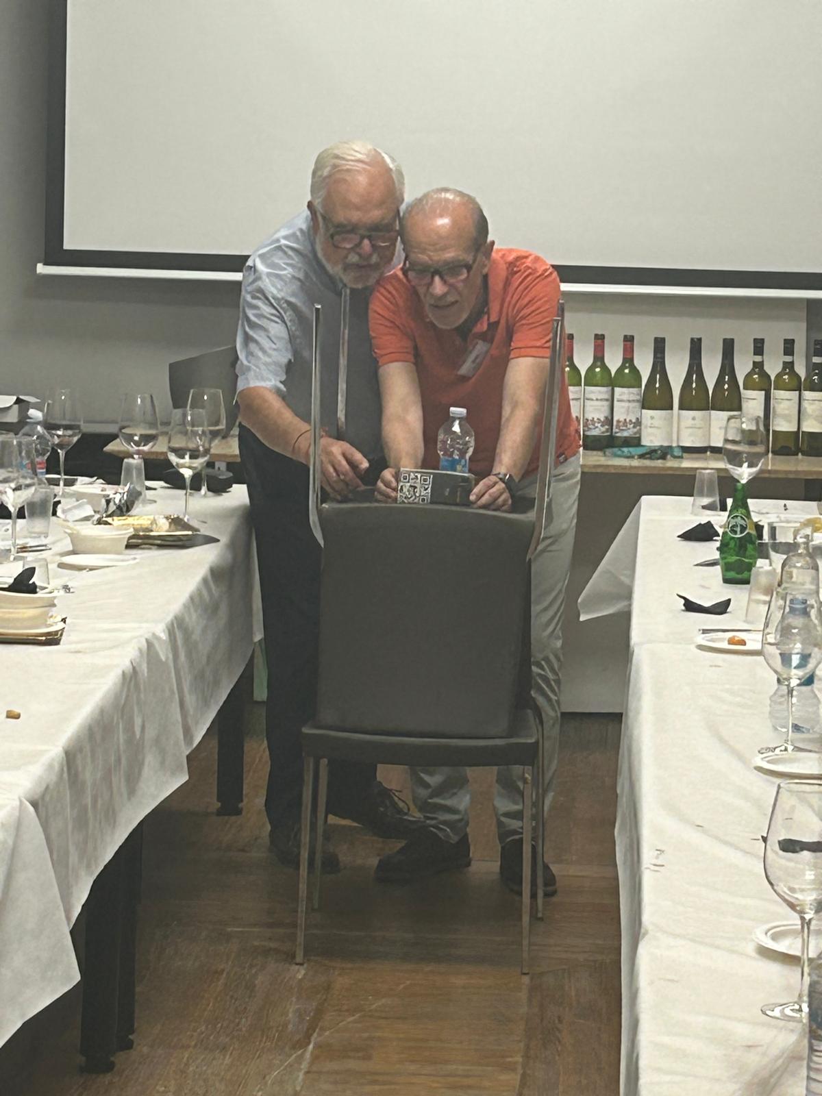 Alex y Manolo, preparando la camara para la foto final de curso  julio 2025.jpg