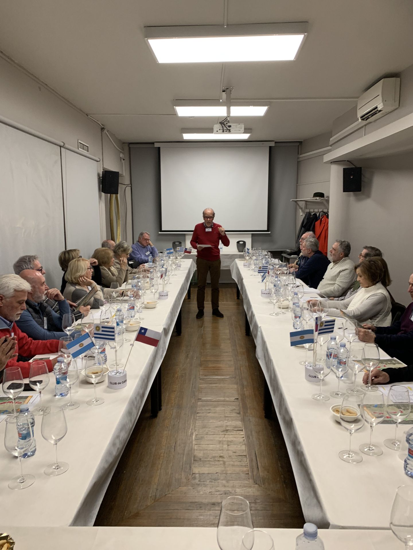 Alex presentando la cata de Vinos del Mundo I.jpg