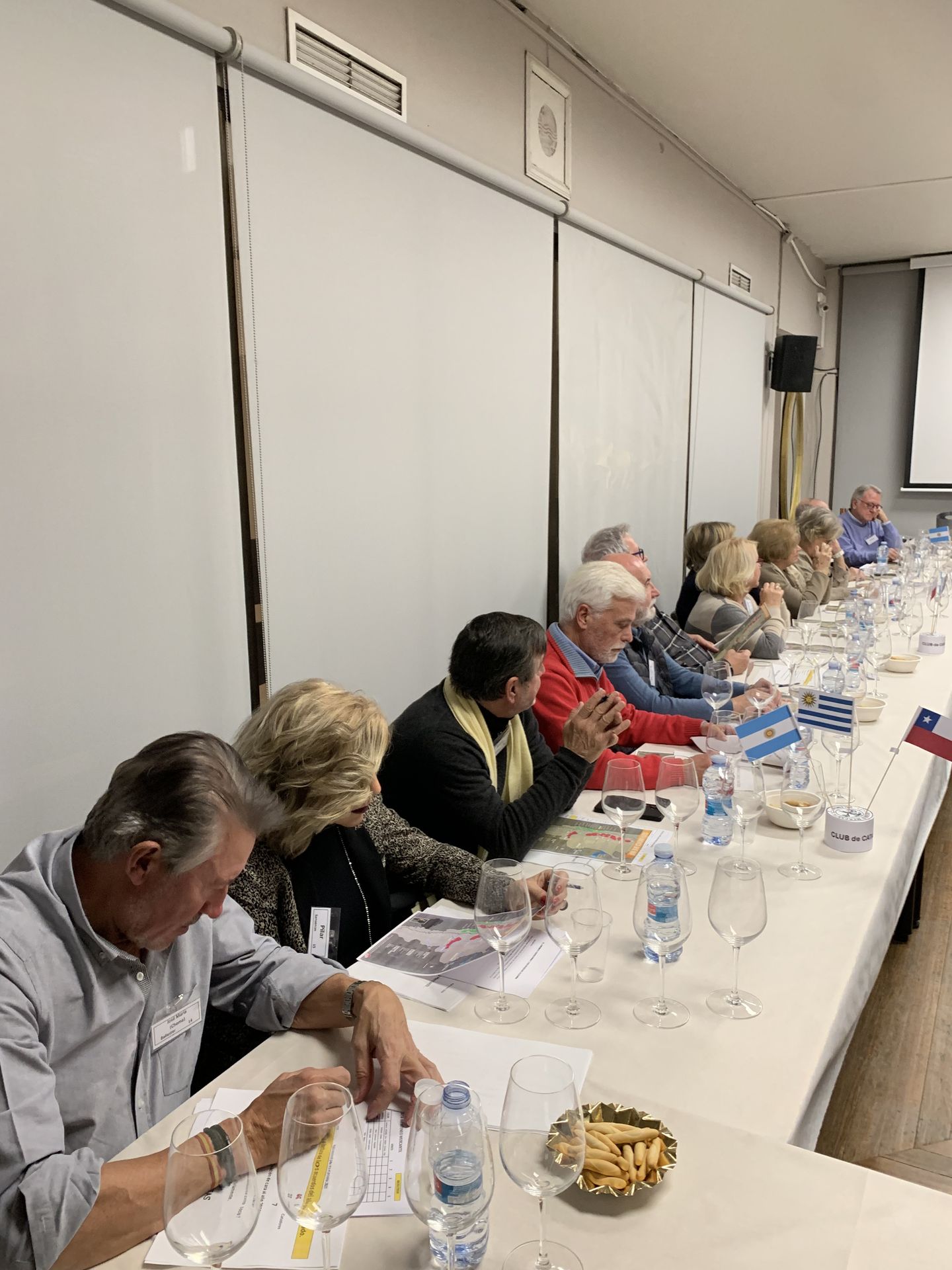 Socios estudiando los detalles de la cata.jpg