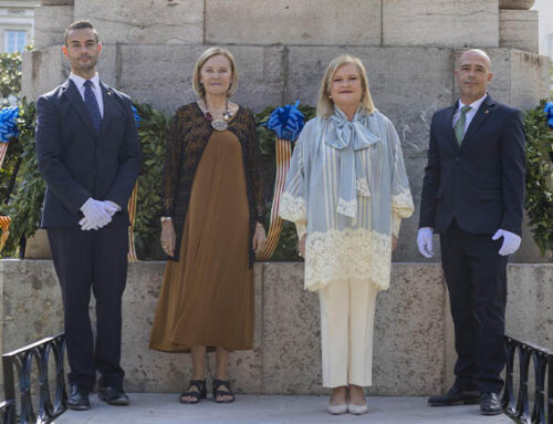 El Ateneo Mercantil rinde homenaje a la Real Senyera y a la figura de Jaume I en la procesión cívica del 9 d'Octubre