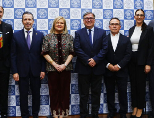 Los distinguidos con los IX Premios Ateneo homenajean al pueblo valenciano por la DANA